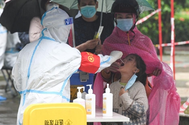 海口：雨中測核酸